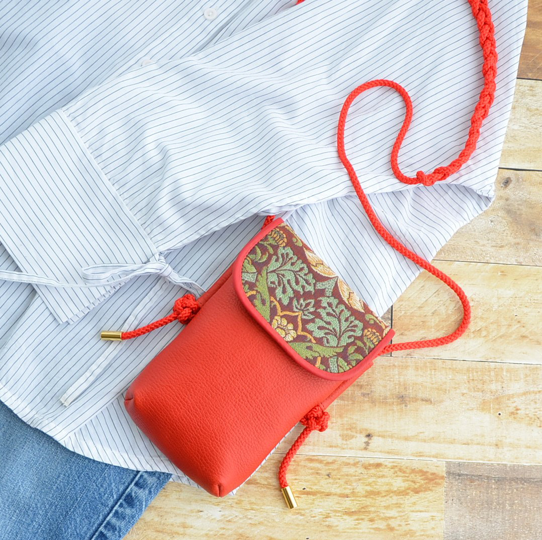 ◆レッド◆ゴブラン織と牛革の大人なスマホショルダー 18,744円