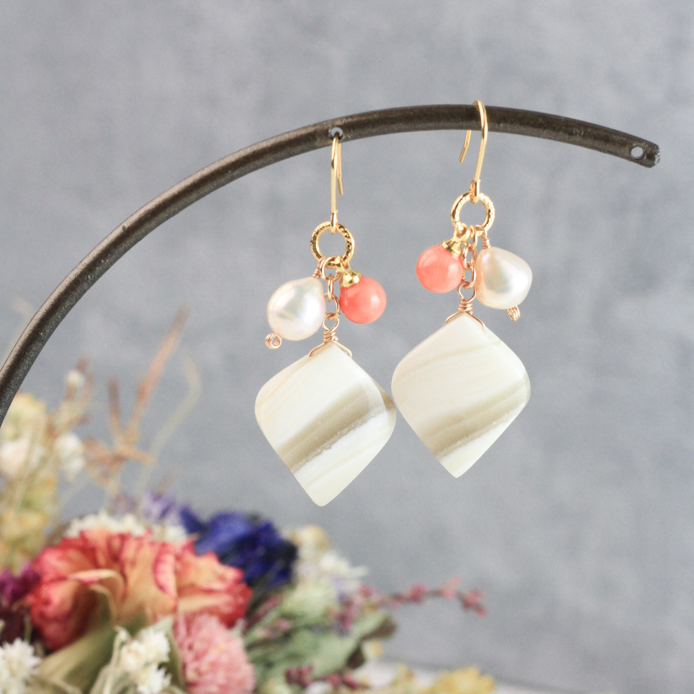 【宝石珊瑚】　新種ゼブラフローライト　淡水パール　耳飾り