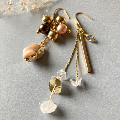 シェルと天然石のアシンメトリーピアス ピアス（フック・チェーン