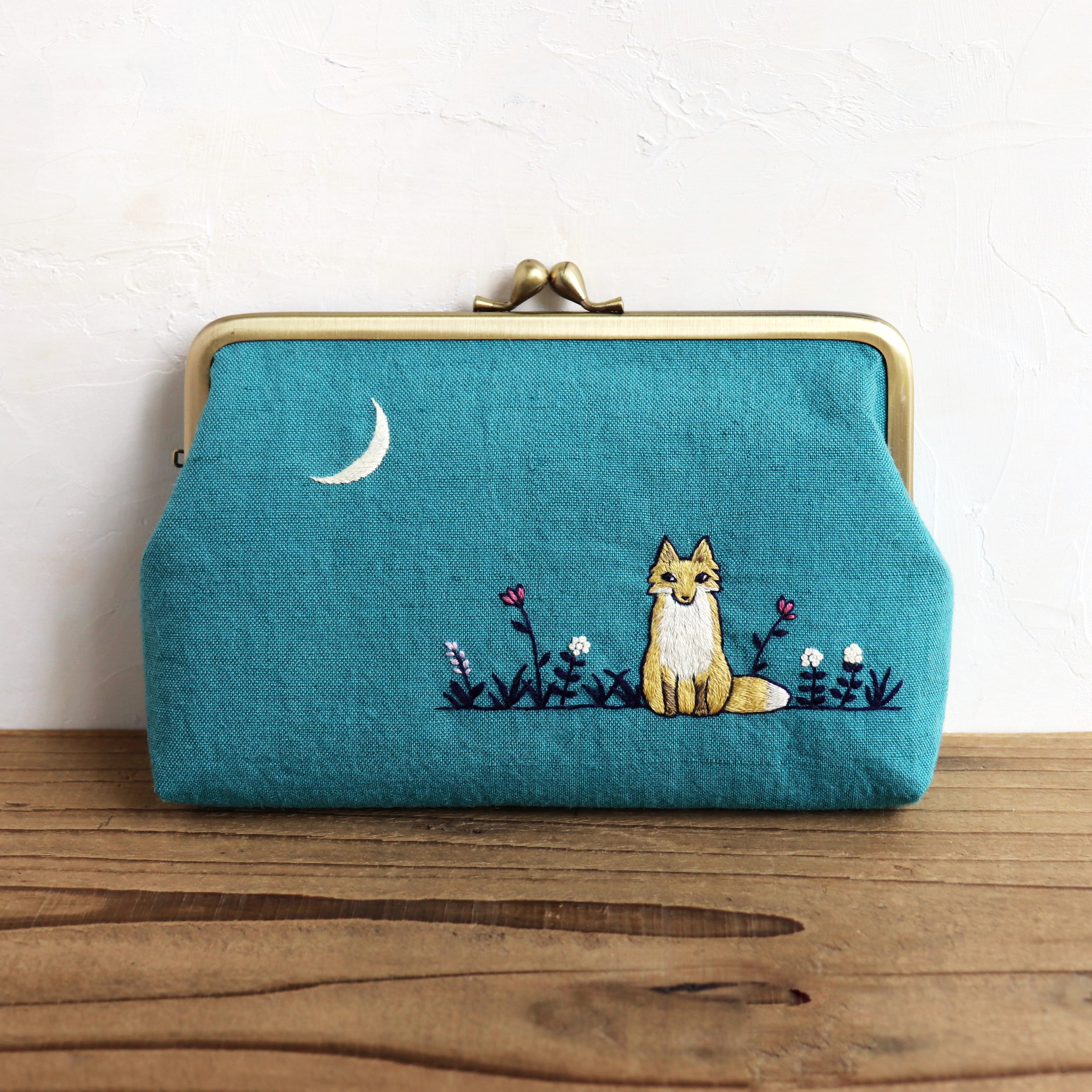 ハンドメイド手刺繍がま口ポーチ☆ Maroです ハンドメイド手刺繍がま口ポーチ☆ Maroです