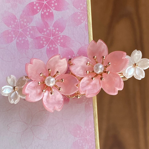 展示中です。さくら色のヘアクリップ