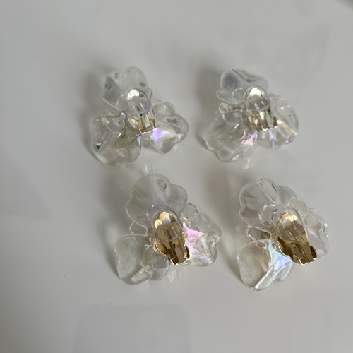 透明感溢れるクリアフラワーピアス.イヤリング ピアス（スタッド