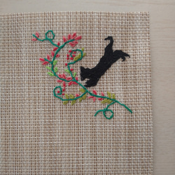 《Ran様専用》花と黒猫の手刺繍ランチョンマット 3枚目の画像