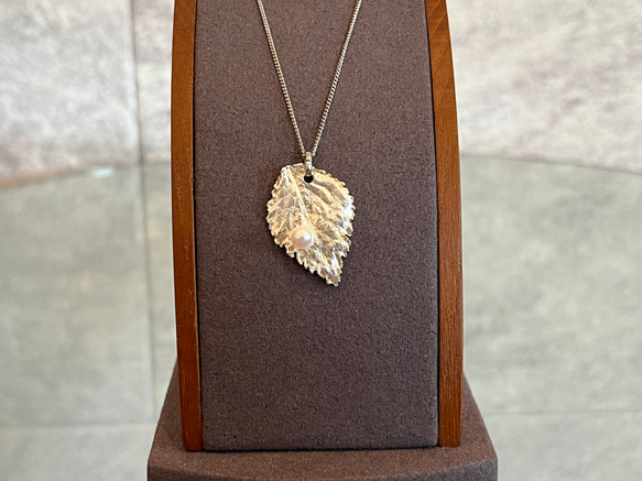 【純銀】本物の葉っぱから出来たリーフ&パールのシルバーネックレス 12枚目の画像