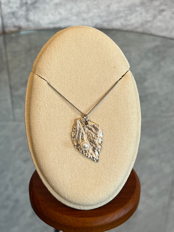 【純銀】本物の葉っぱから出来たリーフ&パールのシルバーネックレス 1枚目の画像