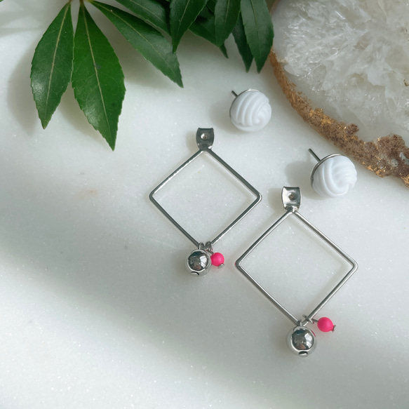 《金属アレルギー対応》スクエアキャッチのピアス -White x Neon pink-⭐︎ネオンカラーがアクセント⭐︎ 2枚目の画像