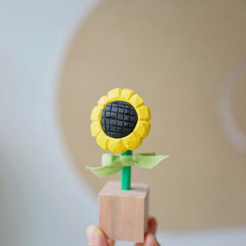 手作り　ハンドメイド かわいいピンクの物置　ヨーロピアン物置　ヴィンテージ仕上げ　　BKP-03 w90×d48×h175　関東圏内　埼玉発 愛い 木彫りの ひまわり 置物 ギフト プレゼント ギフトラッピング