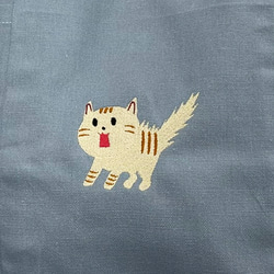 【送料無料】驚き猫のワンポイント刺繍 ポケット付きコットン 2WAYトートバッグ 2枚目の画像