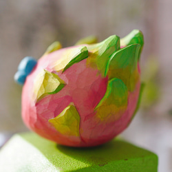 愛い　木彫りの  ドラゴンフルーツ　置物 ギフト　プレゼント　ギフトラッピング 1枚目の画像