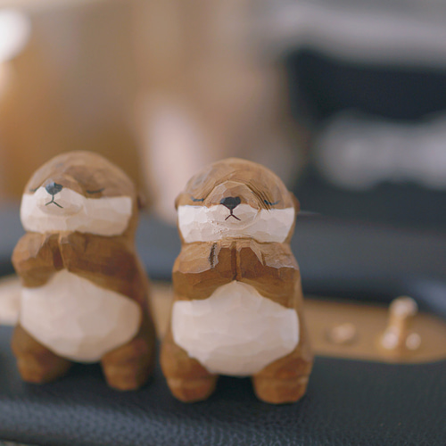 愛い 木彫りの カワウソ匹 置物 ギフト プレゼント ギフトラッピング