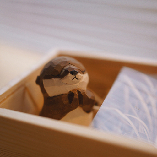 愛い 木彫りの カワウソ匹 置物 ギフト プレゼント ギフトラッピング