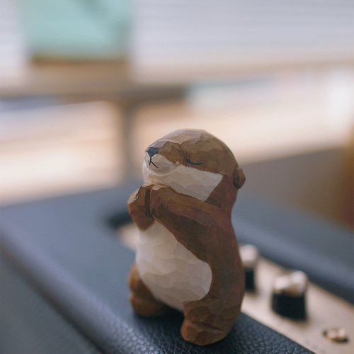 愛い 木彫りの カワウソ匹 置物 ギフト プレゼント ギフトラッピング