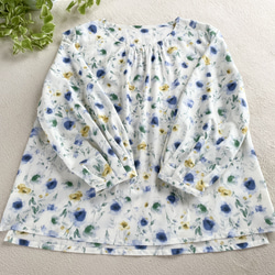 『晴れやがブルー』お花柄水彩画綿ローン春夏にぴったりタック袖のブラウスブルーイエロー 2枚目の画像