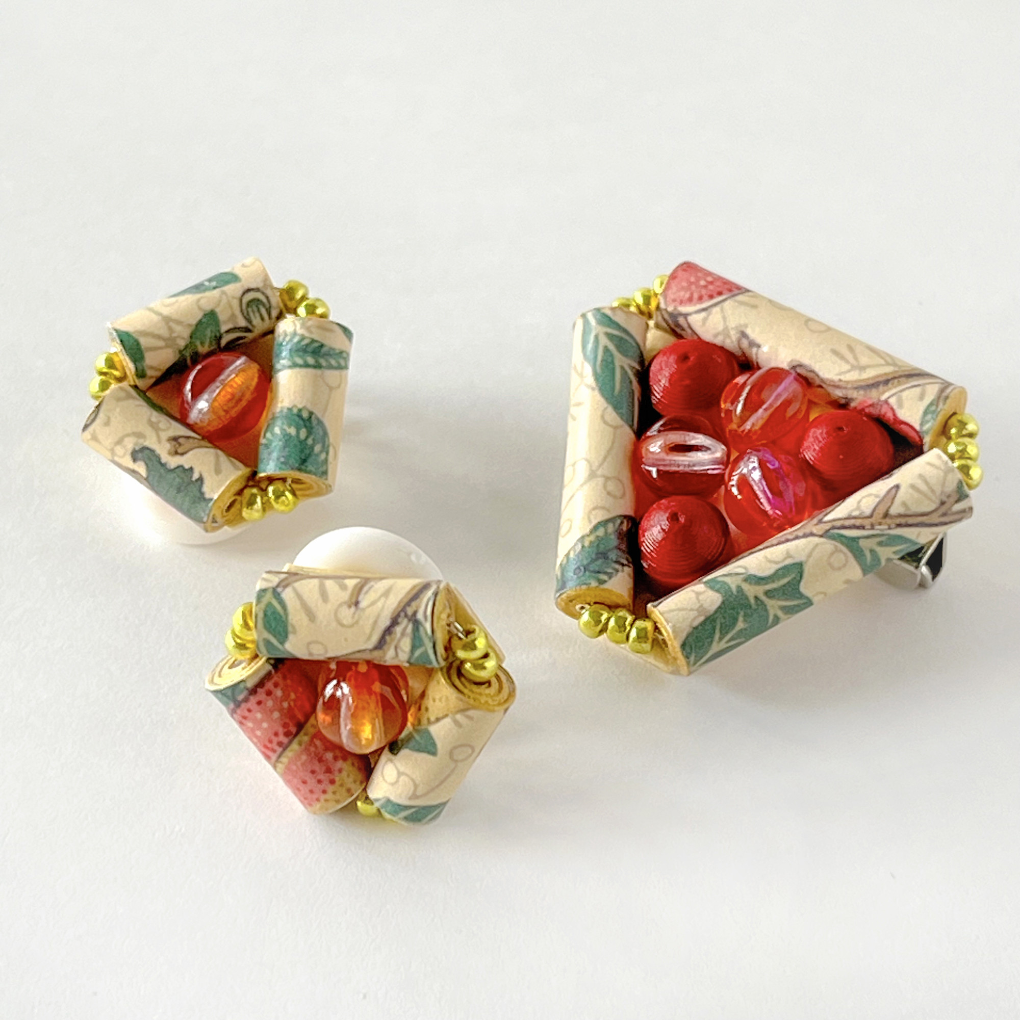 りんごジャムの赤いブローチとイヤリング　ピアス　上品で華やか　個性的な紙アクセサリー　ペーパークイリング　母の日2025