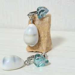 マリンカラーシーグラスと宝貝のイヤリング♪シェル　お守り 3月誕生石　宝貝　印象的　個性的　SEAglassFARM 5枚目の画像