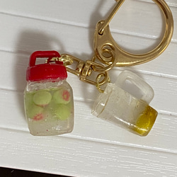 梅酒瓶とソーダ割り　ミニチュアキーホルダー 1枚目の画像