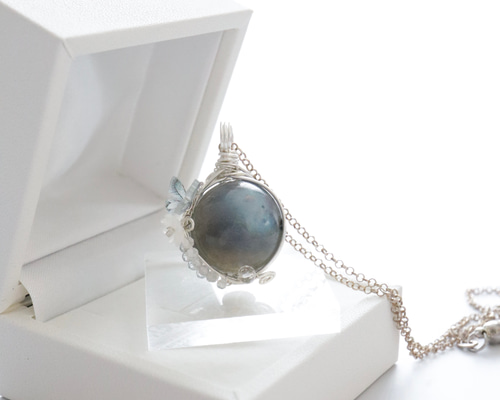 シラーが輝くラブラドライト スフィア《光の魔法》｜天然石