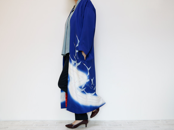 KIMONO Long Coat - 使用留袖製作的長袍夾克。這是一款獨一無二的和服翻版。 第9張的照片