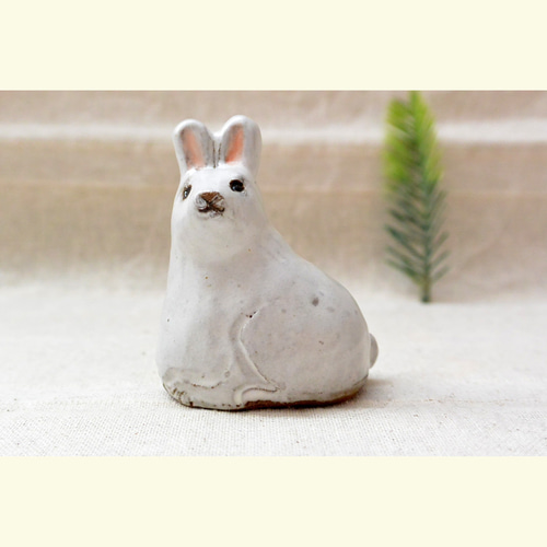 香箱座りのウサギ 陶器の置き物 （白A) 干支・卯 うさぎ 手作り陶器