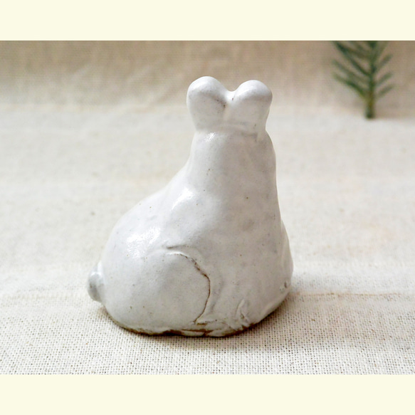 香箱座りのウサギ　陶器の置き物 （白A)　干支・卯　うさぎ　手作り陶器・陶芸 5枚目の画像