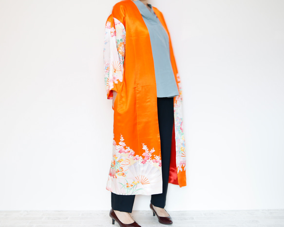 KIMONO Long Coat - 使用留袖製作的長袍夾克。這是一款獨一無二的和服翻版。 第5張的照片