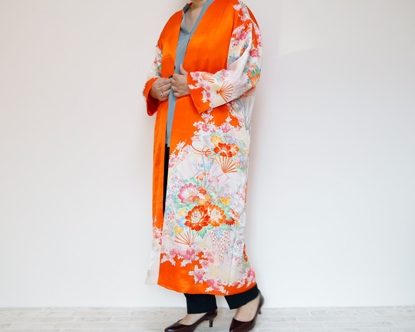 KIMONO Long Coat - 使用留袖製作的長袍夾克。這是一款獨一無二的和服翻版。 第7張的照片