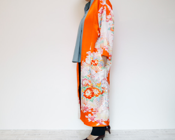 KIMONO Long Coat - 使用留袖製作的長袍夾克。這是一款獨一無二的和服翻版。 第6張的照片