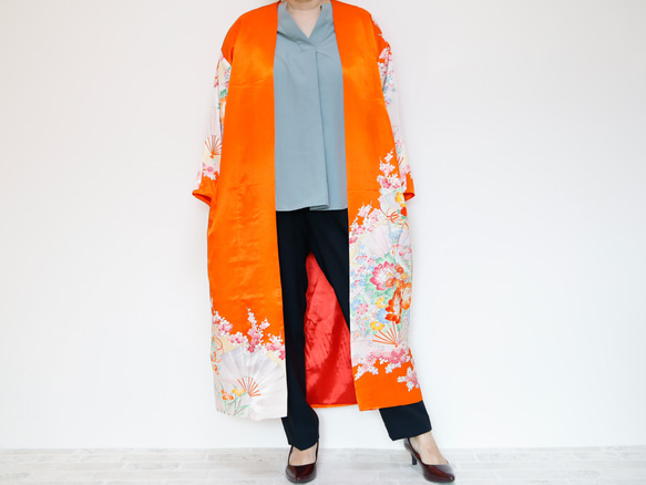 KIMONO Long Coat - 使用留袖製作的長袍夾克。這是一款獨一無二的和服翻版。 第3張的照片