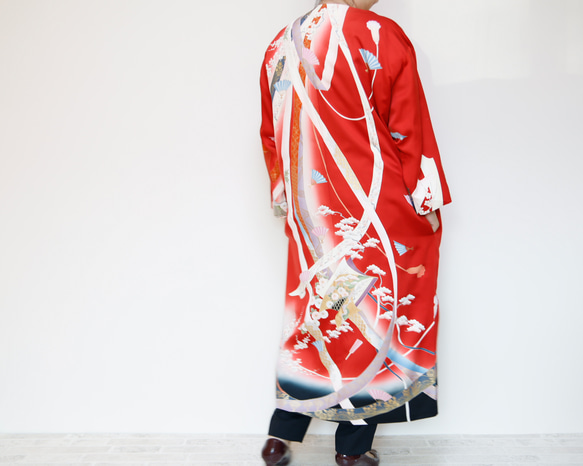 KIMONO Long Coat - 使用留袖製作的長袍夾克。這是一款獨一無二的和服翻版。 第1張的照片