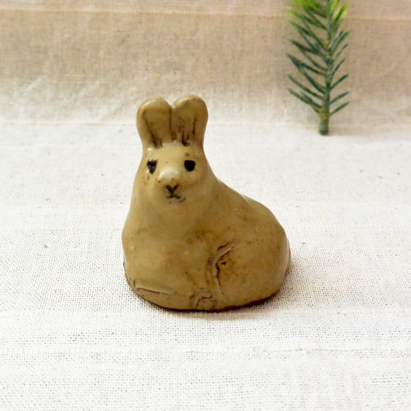 陶器手作りうさぎ 香箱座りのウサギ 陶器の置き物 （ベージュB) 干支・卯 うさぎ 手作り