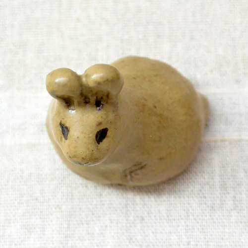 香箱座りのウサギ 陶器の置き物 （ベージュB) 干支・卯 うさぎ