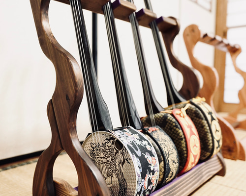 三線 本体 強化張り 木目の綺麗な三線 スタンド付き 限定1台】手作り木工 木製三線スタンド （オイル仕上げ） 4丁掛け