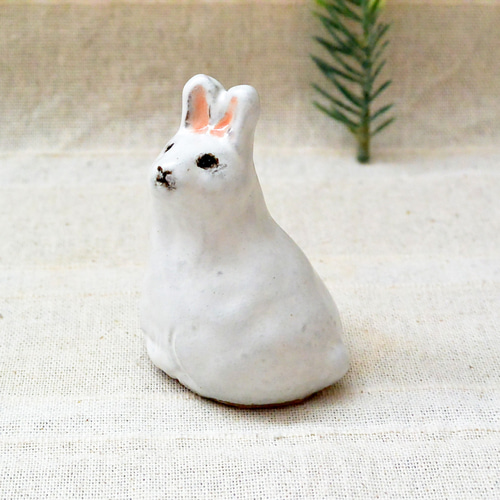 香箱座りのウサギ 陶器の置き物 （白C) 干支・卯 うさぎ 手作り