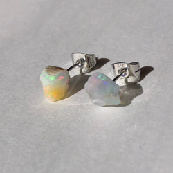 ちかな☺︎ 1点作品☆ 大粒原石ホワイトオパールピアス 54a1049a3740c798de46b89fbdf0be