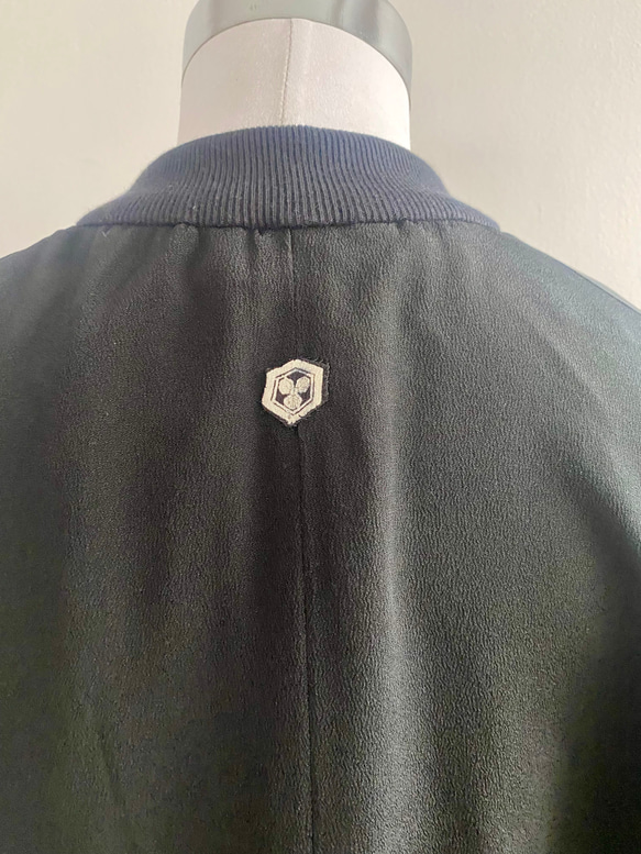 着物リメイク 黒留袖　紋入り　MA1 ボンバージャケット　ユニセックス　メンズ 8枚目の画像