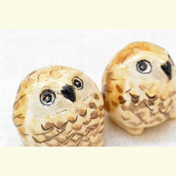 フクロウ仲良しペア　ベージュ系　ふくろう　鳥　足つき　小さい置き物　陶器　陶芸作品 10枚目の画像