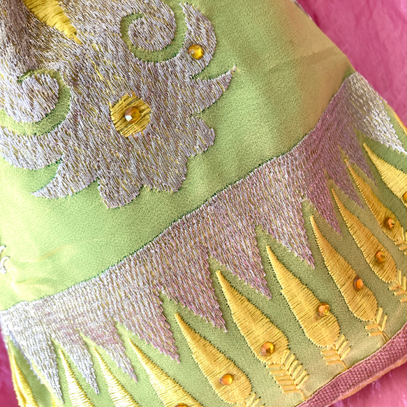 インド刺繡　　巾着バック　ポーチ　NO,22 イエロー　インド　サリー　サリーボーダー　　刺繍　生地　布　素材　小物　　 2枚目の画像