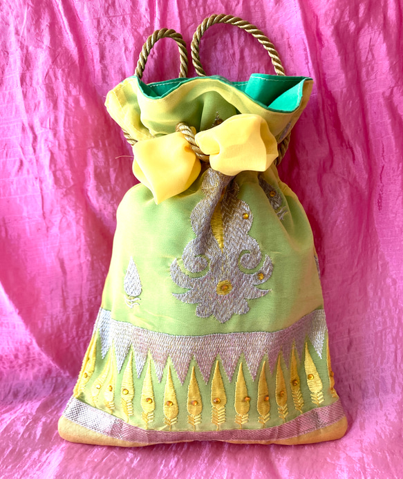 インド刺繡　　巾着バック　ポーチ　NO,22 イエロー　インド　サリー　サリーボーダー　　刺繍　生地　布　素材　小物　　 4枚目の画像