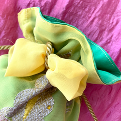インド刺繡　　巾着バック　ポーチ　NO,22 イエロー　インド　サリー　サリーボーダー　　刺繍　生地　布　素材　小物　　 1枚目の画像