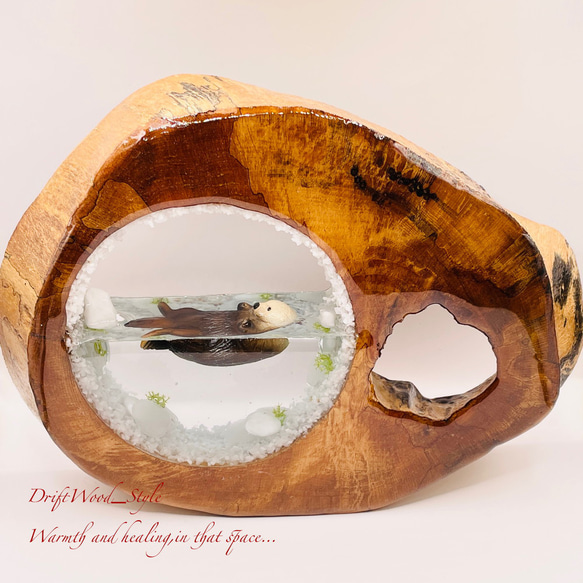 一つ限りの流木アート 海に浮かぶラッコ ジオラマ 流木 フィギュア 置物 インテリア レジン テラリウム 生き物 N20 3枚目の画像