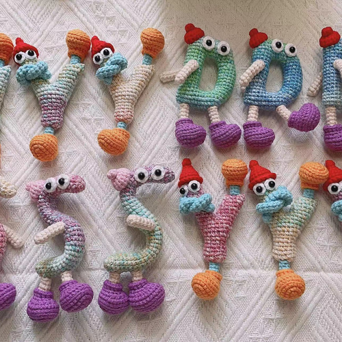 キーホルダーアルファベットイニシャル編みぐるみ 誕生日 贈り物