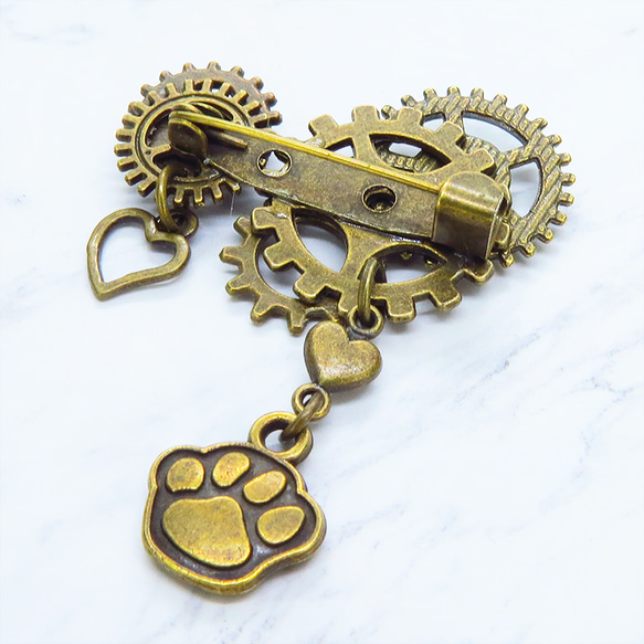 アンティークゴールド 肉球と歯車を組合せたスチームパンク風のコンパクトなブローチ バッジ ラインストーン 猫 犬 5枚目の画像
