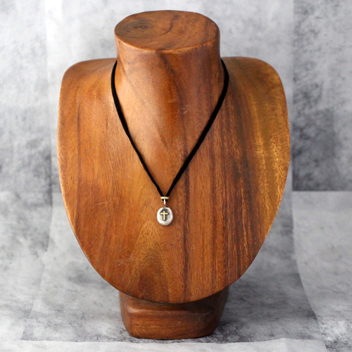 無骨な銀と真鍮の十字架と、真鍮がアクセントのこなれた感のある