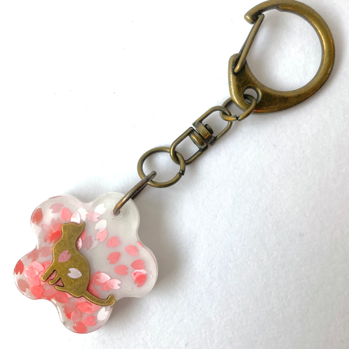 桜と猫のキーホルダー 舞い散る桜の中に座り猫がいる大人可愛いレジン
