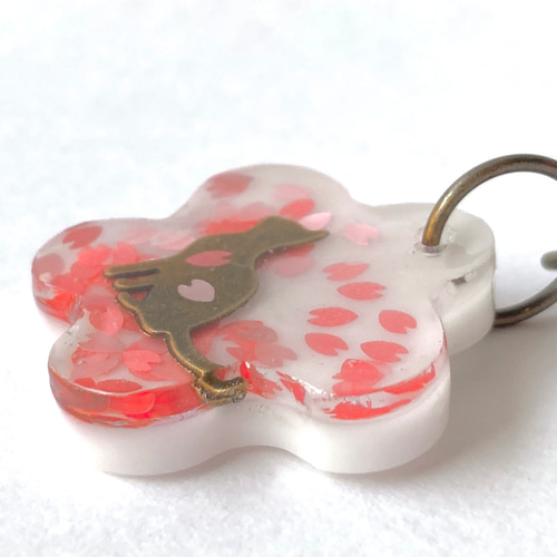 桜と猫のキーホルダー 舞い散る桜の中に座り猫がいる大人可愛いレジン