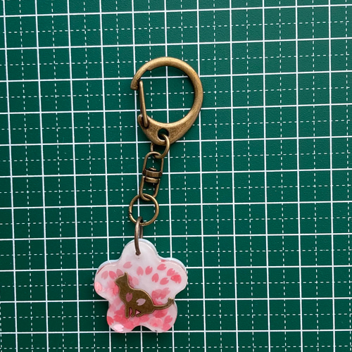 桜と猫のキーホルダー 舞い散る桜の中に座り猫がいる大人可愛いレジン