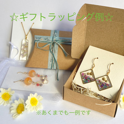 桜と猫のキーホルダー 舞い散る桜の中に座り猫がいる大人可愛いレジン