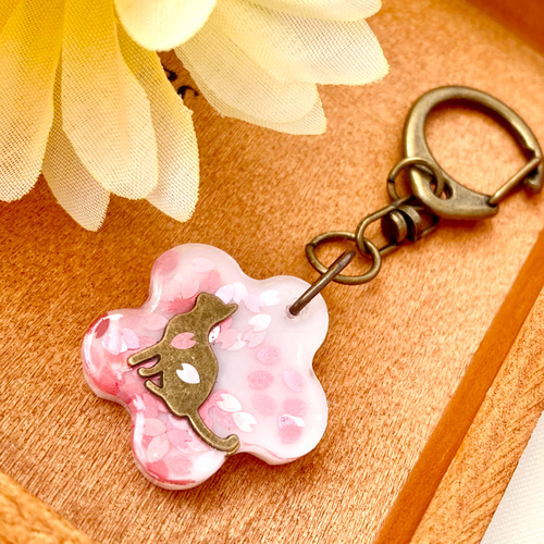 桜と猫のキーホルダー 舞い散る桜の中に座り猫がいる大人可愛いレジン