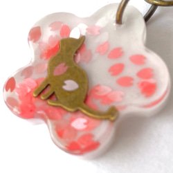 桜と猫のキーホルダー 舞い散る桜の中に座り猫がいる大人可愛いレジン