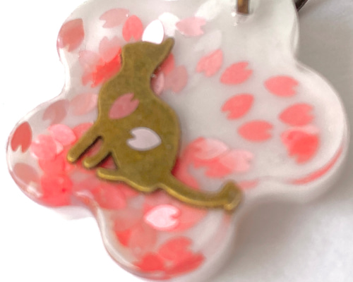 桜と猫のキーホルダー 舞い散る桜の中に座り猫がいる大人可愛いレジン